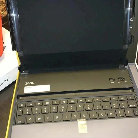 Zagg Tablet Keyboard Case for iPad 2/3/4 - Picture 3 of 3